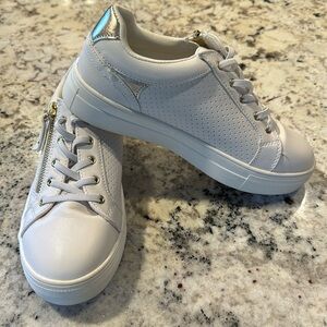 NWOT girls sneakers size 5